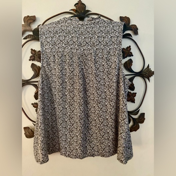Faherty Faith ruffle sleeveless button front leaf print blouse. XL - Picture 6 of 10